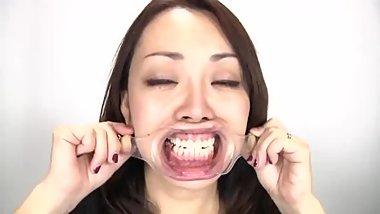 Japanese girl mouth check