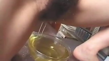 Jap babe drink pee