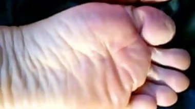 Spying on my mature Japanese wife's sexy soles :D