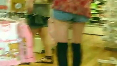 Peeping denim short pants