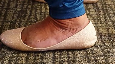 Mature Ebony big feet with flats p3
