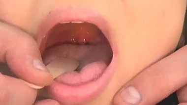 Japanese girl's mouth & uvula inspection 3