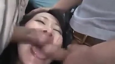 Tettona e la sua amica vengono abusate sul treno
