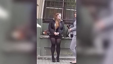 Hot & sexy chubby teen in tight miniskirt expose her huge wild ass & legs !